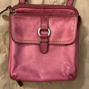 Fossil Pink Leather Crossbody Bag with Adjustable Strap and Flap Closure